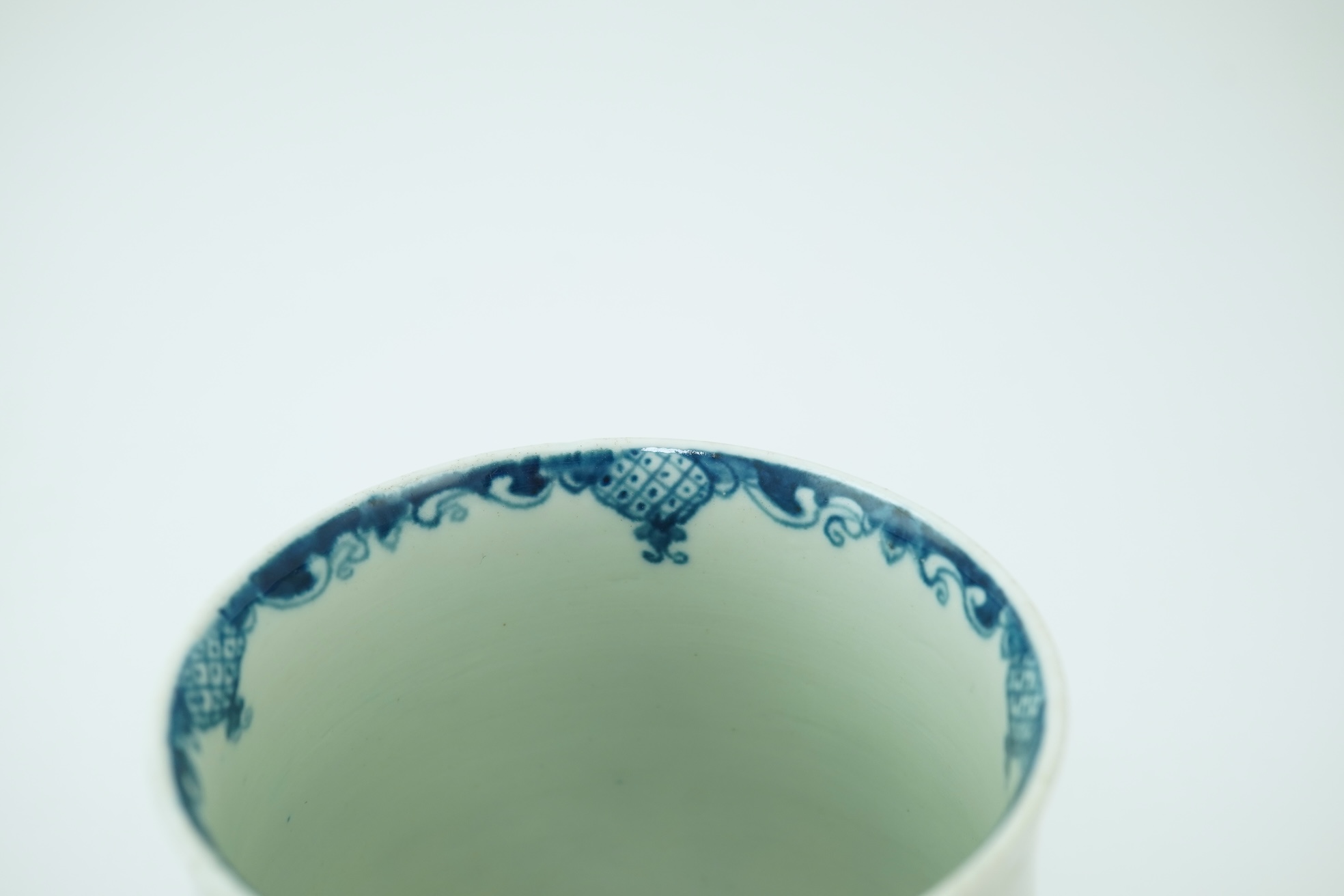 A Worcester blue and white Mansfield pattern mug, c.1760